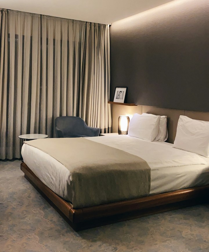 Hospitality phone workflow managed by an AI receptionist